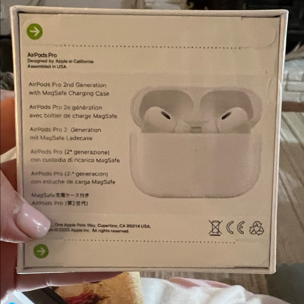 Apple White Wireless Earbuds with Charging Case - Picture 3 of 4
